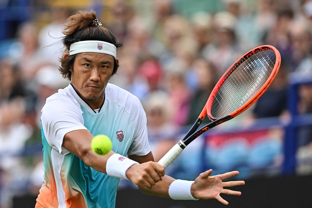 Zhang Zhizhen of China competes in the Rothesay International men's singles quarterfinals against Francisco Cerundolo of Argentina at Devonshire Park in Eastbourne, England, June 29, 2023. /CFP


