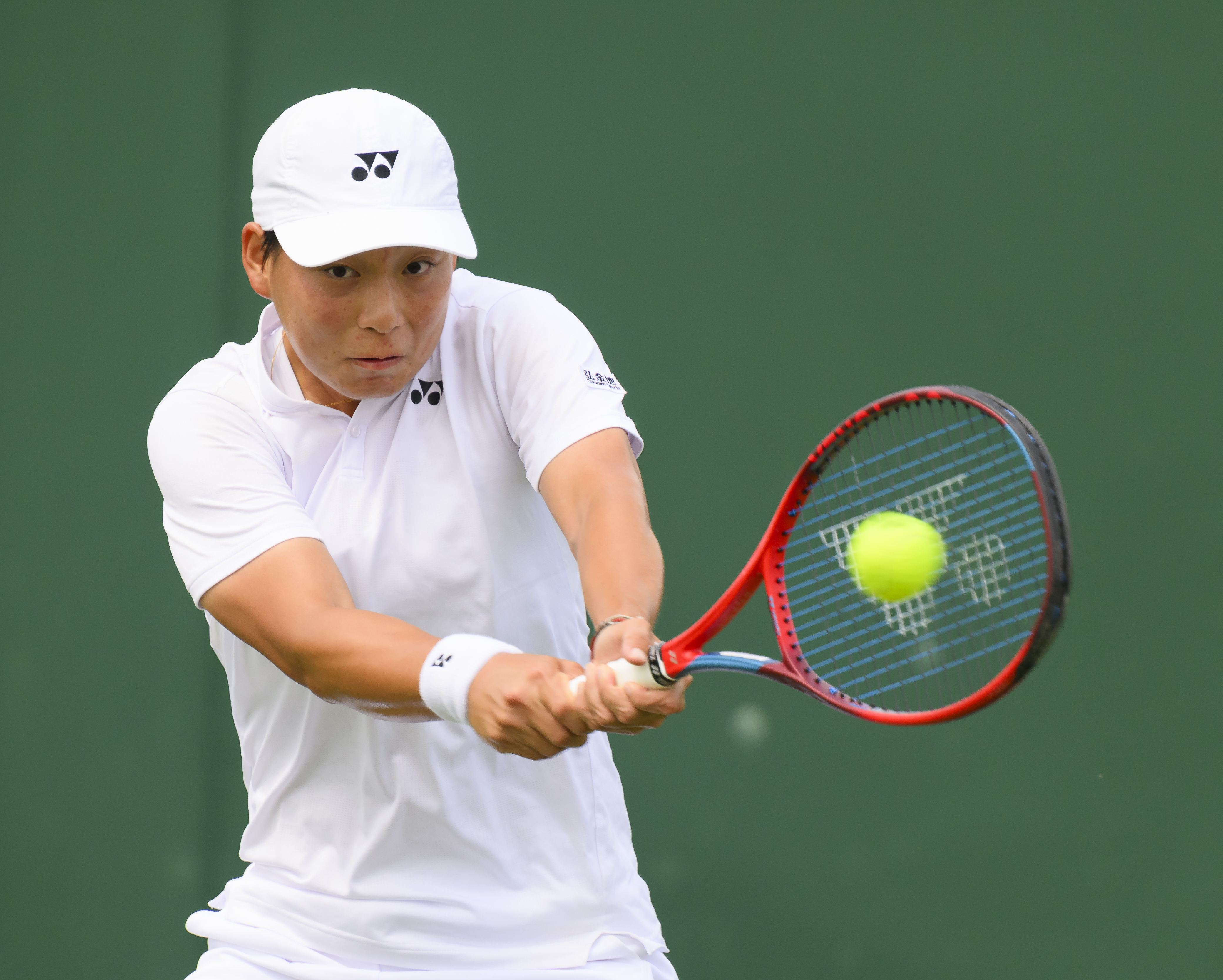 Bai Zhuoxuan of China competes in the Wimbledon Championships women's singles qualifying match against Anna Brogan of Britain at Community Sport Centre Roehampton in London, England, June 29, 2023. /CFP

