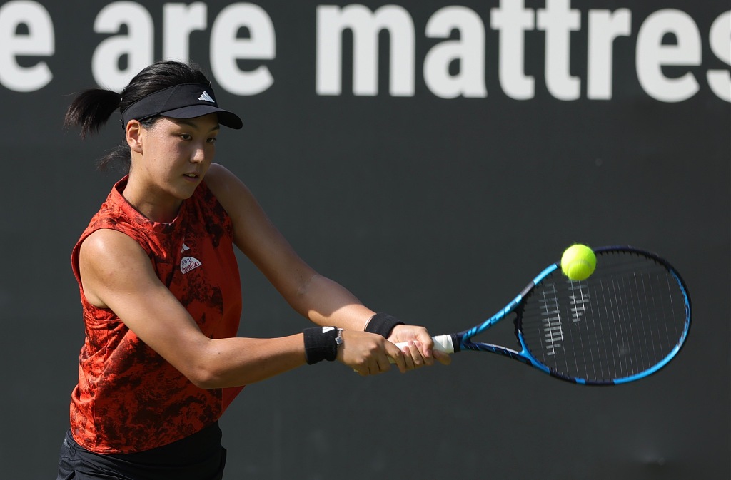 Wang Xinyu of China competes in the WTA German Open women's singles first-round match against Jaimee Fourlis of Auastralia at the Rot-Weiss Tennis Club in Berlin, Germany, June 20, 2023. /CFP


