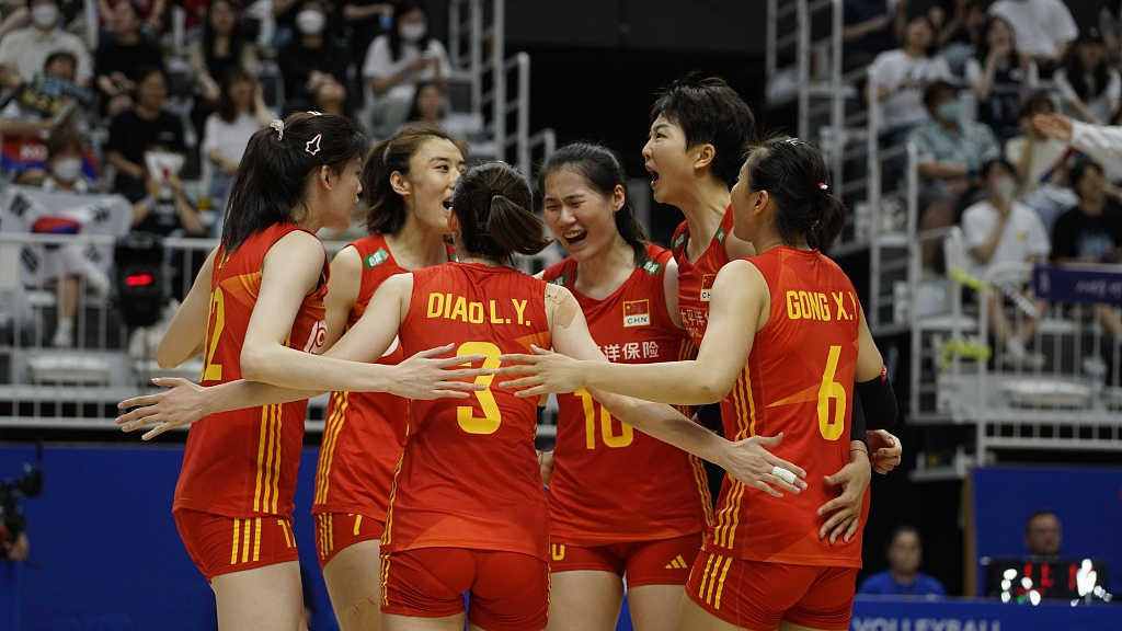 Chinese players celebrate during the 2023 Women's VNL in Suwon, South Korea, July 1, 2023. /CFP