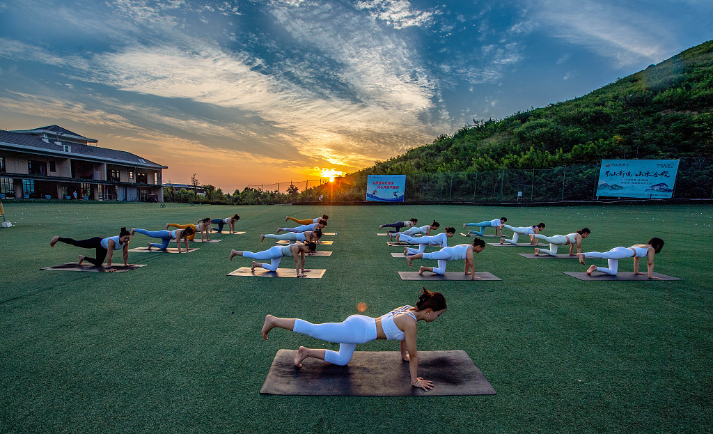 Yoga enthusiasts in Yuncheng, Shanxi Province gather in Nanshan Sports Park before sunrise to enjoy a special session of morning yoga to begin the day, July 1, 2023. /CFP