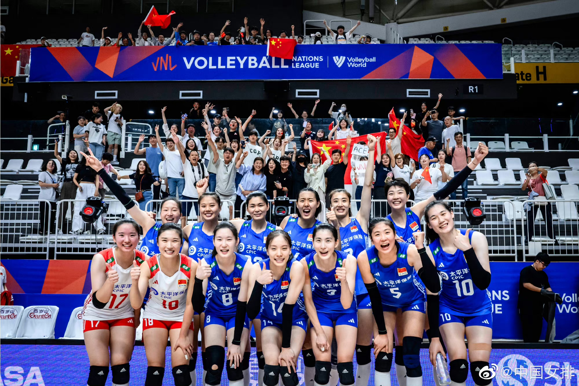 Chinese players celebrate after defeating Team USA at the FIVB Volleyball Women's Nations League in Suwon, South Korea, July 2, 2023. /FIVB