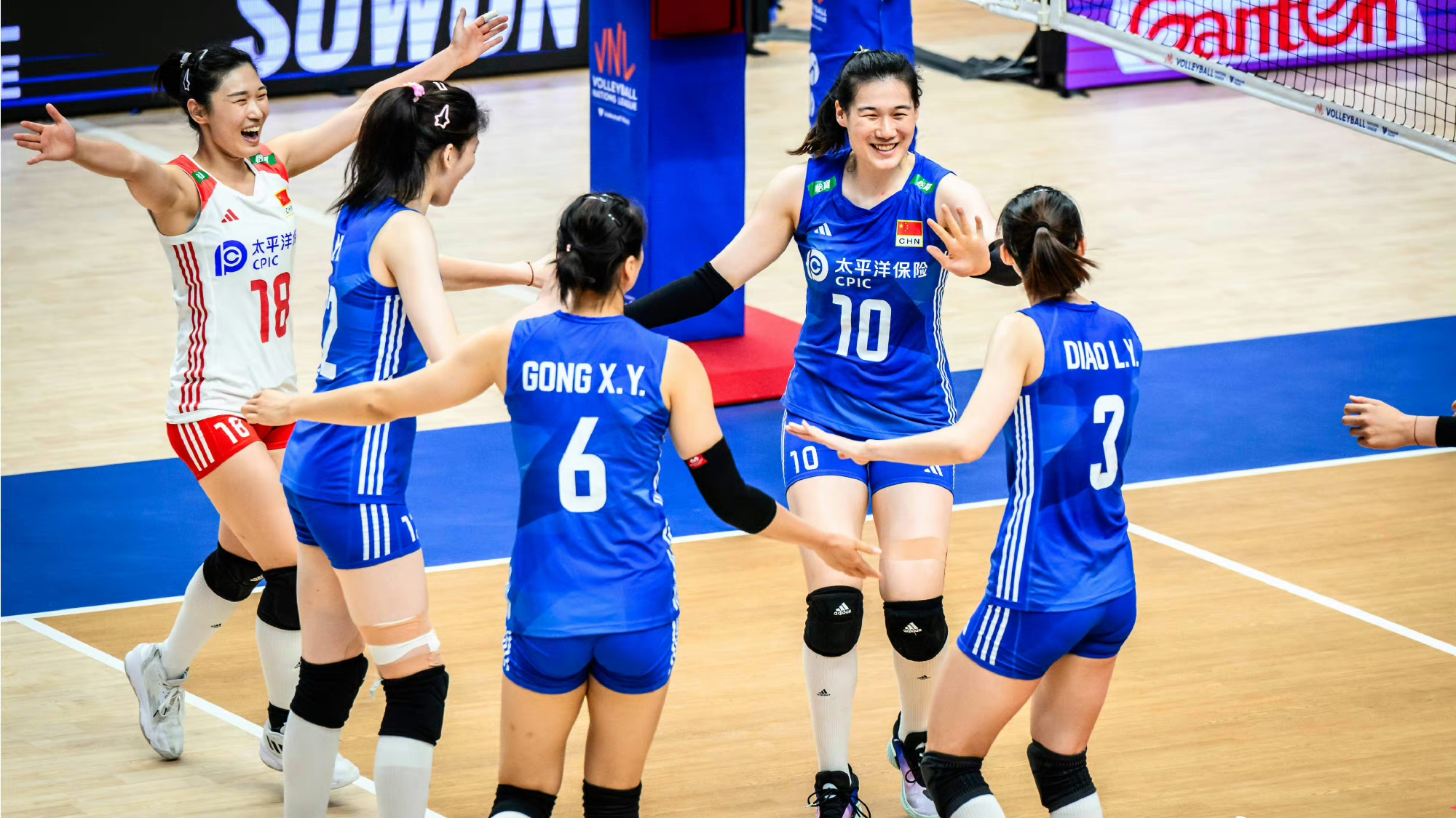 Chinese players celebrate a point during the game against Team USA at the FIVB Volleyball Women's Nations League in Suwon, South Korea, July 2, 2023. /FIVB