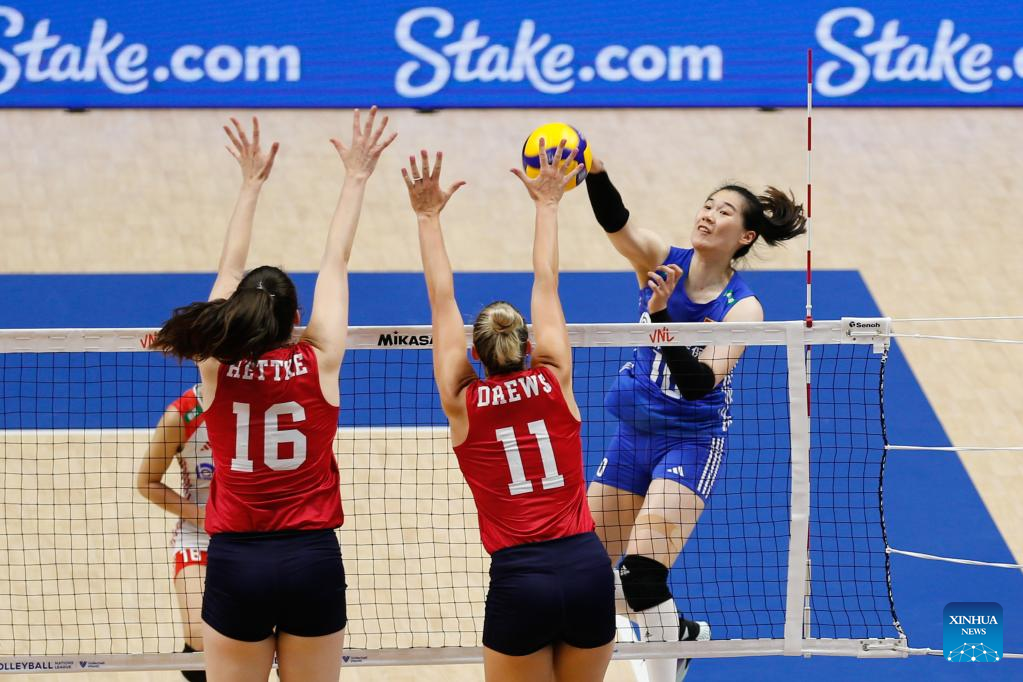 Wang Yunlu (in blue) of China spikes the ball during the 2023 Volleyball Nations League match against Team USA in Suwon, South Korea, July 2, 2023. /Xinhua