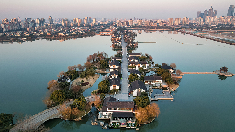 Causeway spanning Jinji Lake continues to stun visitors - CGTN