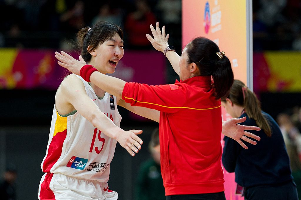 Zheng Wei (R), head coach of China, hugs her playern Han Xu after defeating Australia 74-60 in the FIBA Women's Asia Cup semifinals in Sydney, Australia, July 1, 2023. /CFP