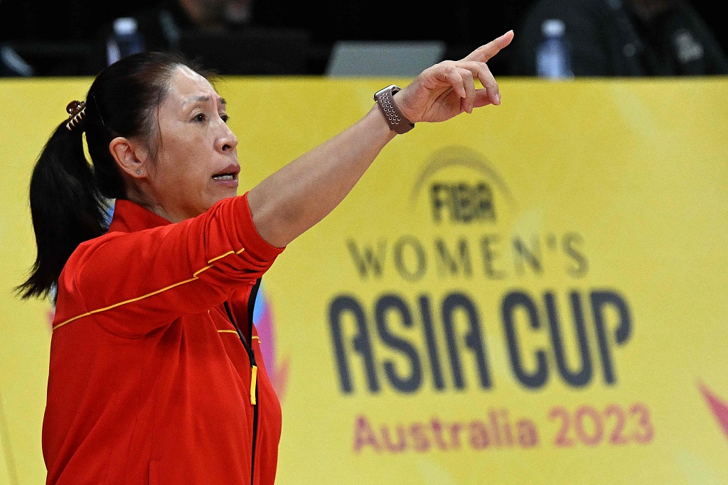 Zheng Wei, head coach of China, gives instructions to her players during the FIBA Women's Asia Cup group game against New Zealand in Sydney, Australia, June 27, 2023. /CFP