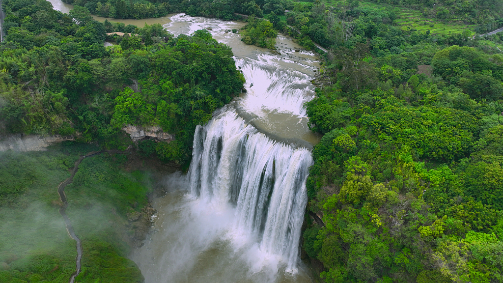 Live: Indulge in the grandeur of Huangguoshu Waterfall during its peak viewing season