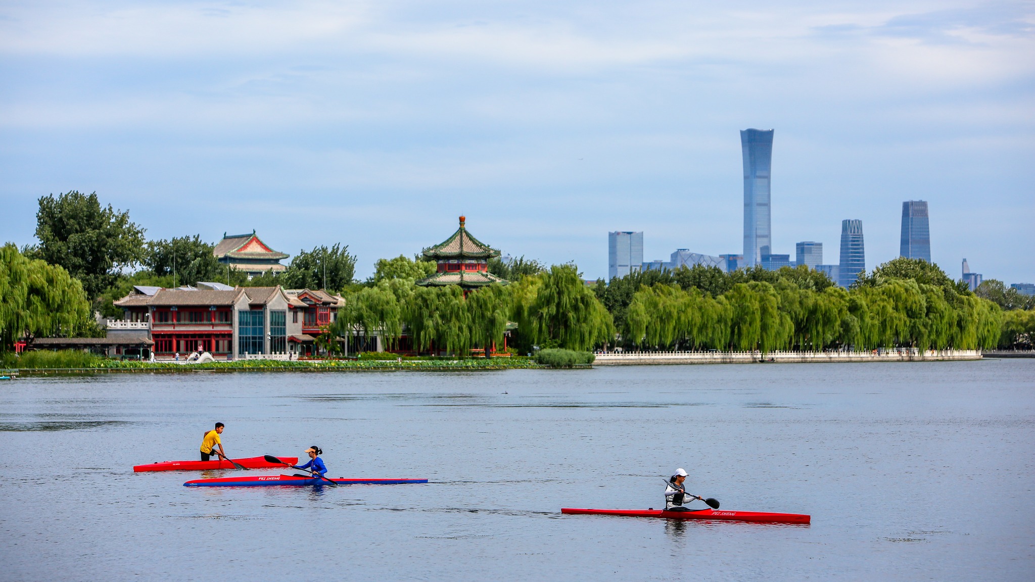 Paddleboarding gains in popularity in Beijing