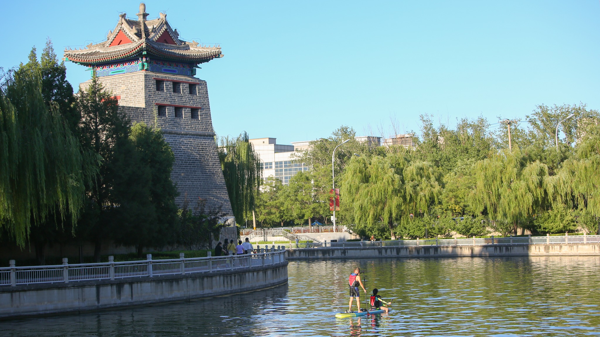 Paddleboarding gains in popularity in Beijing