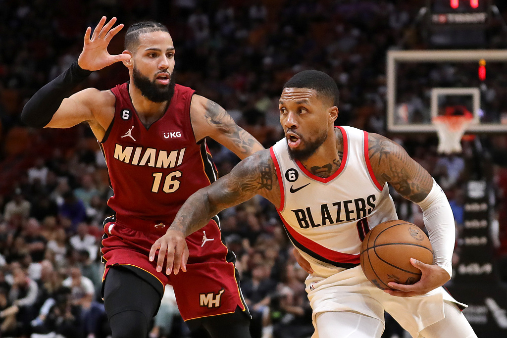 Damian Lillard (R) of the Portland Trail Blazers penetrates in the game against the Miami Heat at the Kaseya Center in Miami, Florida, November 7, 2022. /CFP