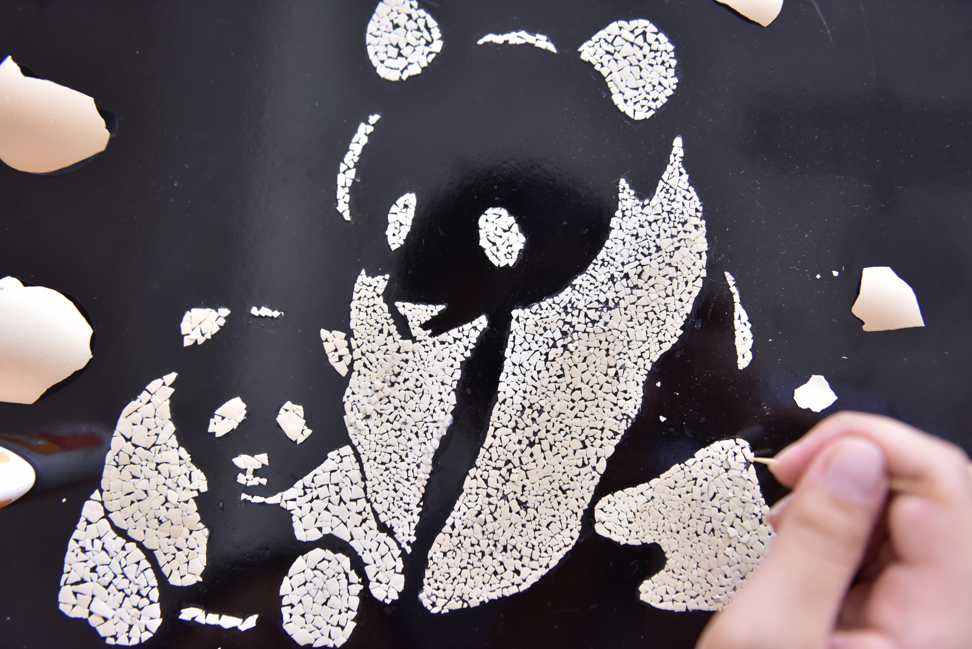 A student works on an eggshell painting in Hefei City, Anhui Province. /CNSPHOTO