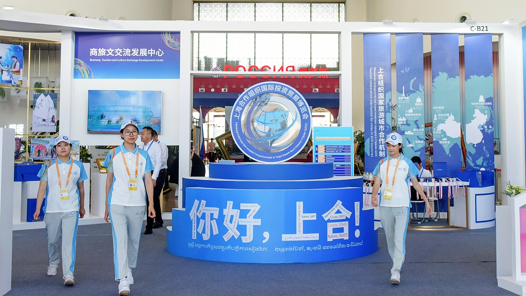 Volunteers do service work at the site of the 2023 Shanghai Cooperation Organization International Investment and Trade Expo in Qingdao, Shandong Province, China, June 15, 2023. /VCG