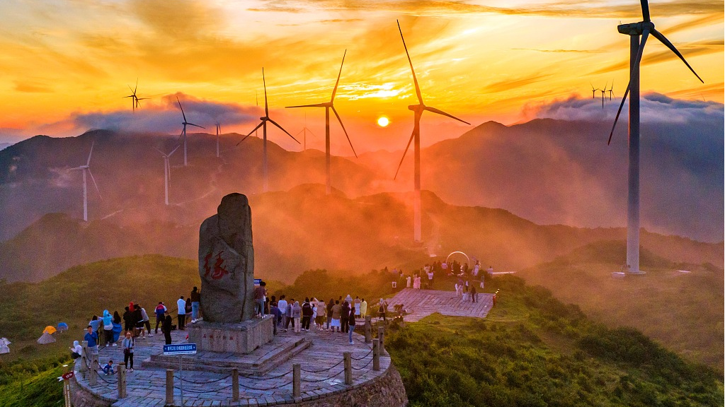 Tourists watch the sunrise at the main peak of Baguanao Scenic Area in Shicheng County, Ganzhou City, eastern China's Jiangxi Province, August 30, 2022. /CFP
