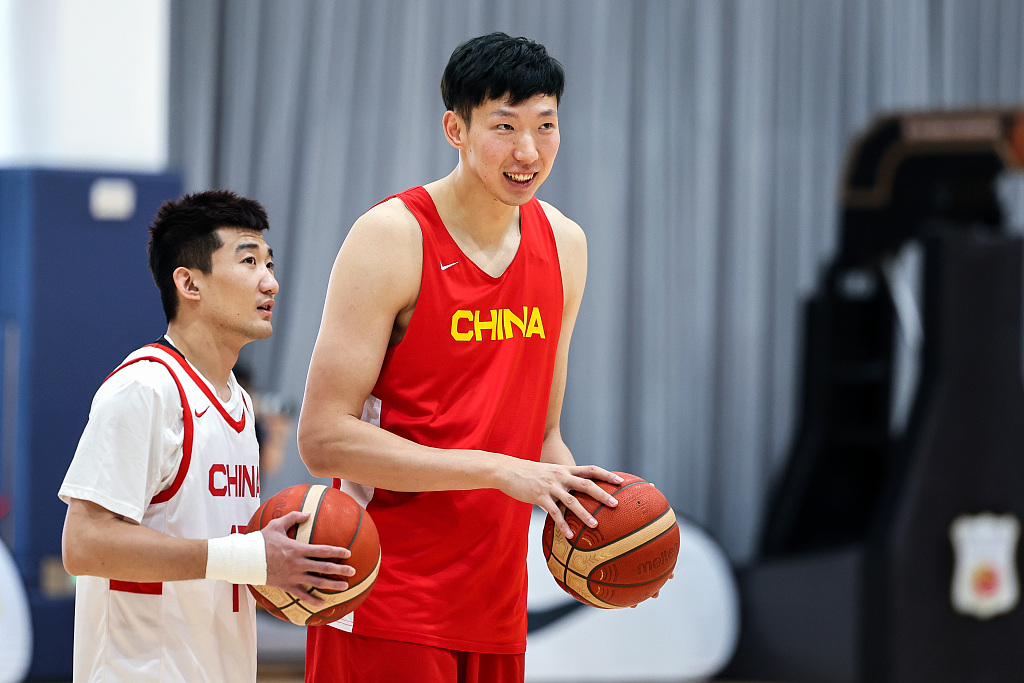 Zhou Qi (R) of China looks on during a training session in Qingdao, east China's Shandong Province, July 3, 2023. /CFP