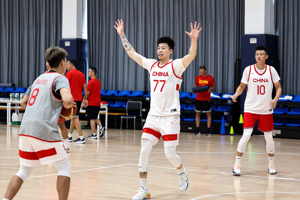 Zheng Zhenlin (#77) of China works during a training session in Qingdao, east China's Shandong Province, July 3, 2023. /CFP