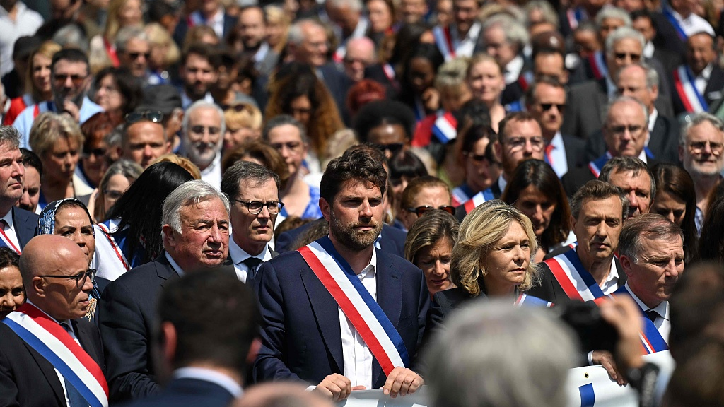 The Mayor of L'Hay-les-Roses Vincent Jeanbrun (C) holds a banner next to President of the French right-wing party Les Republicains and MP Eric Ciotti (1st L), French President of the Senate Gerard Larcher (2nd L) and Ile-de-France Region President Valerie Pecresse (2nd R) as they take part in a nationwide action in front of town halls in L'Hay-les-Roses, south of Paris, July 3, 2023. /CFP