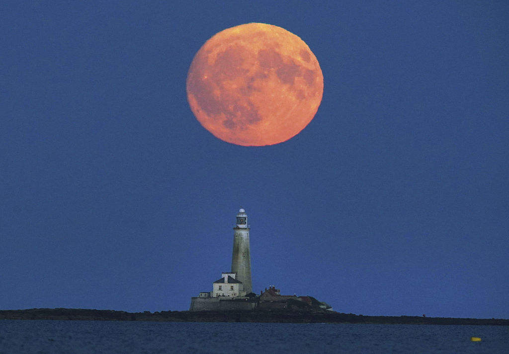The Buck Moon rises over St. Mary's Lighthouse in Whitley Bay on the North East coast of England, UK, July 2, 2023. /CFP