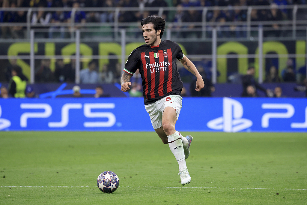 Sandro Tonali of AC Milan dribbles in the UEFA Champions League semfinal second-leg game against Inter Milan at Stadio Giuseppe Meazza in Milan, Italy, May 16, 2023. /CFP