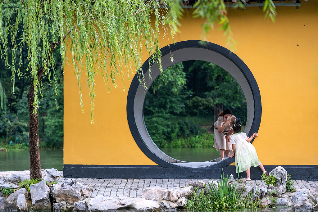 Tourists enjoy the weekend at Slender West Lake, in Yangzhou, Jiangsu Province, July 3, 2023. /CFP