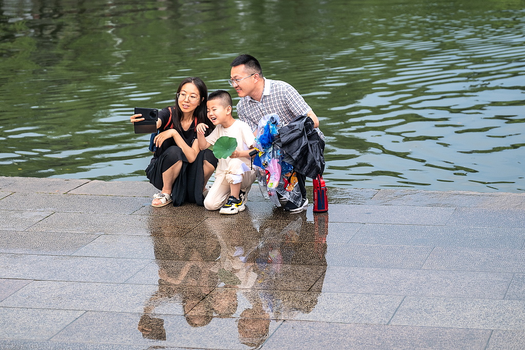 Tourists enjoy the weekend at Slender West Lake, in Yangzhou, Jiangsu Province, July 3, 2023. /CFP