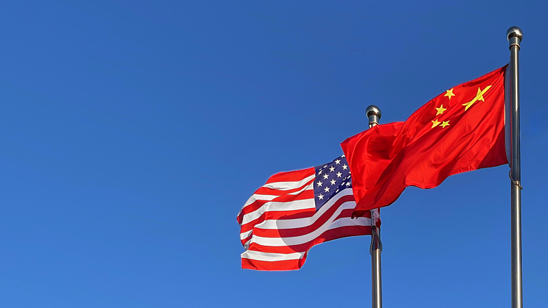 National flags of China and the U.S. /CFP
