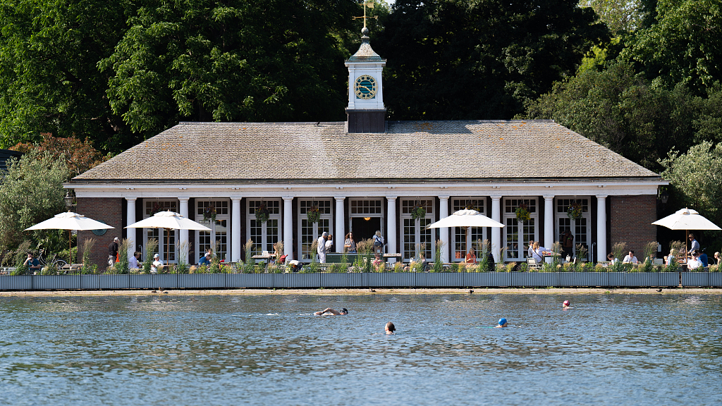 People swim in the Serpentine in Hyde Park amid the hot weather, London, UK, June 16, 2023. /CFP