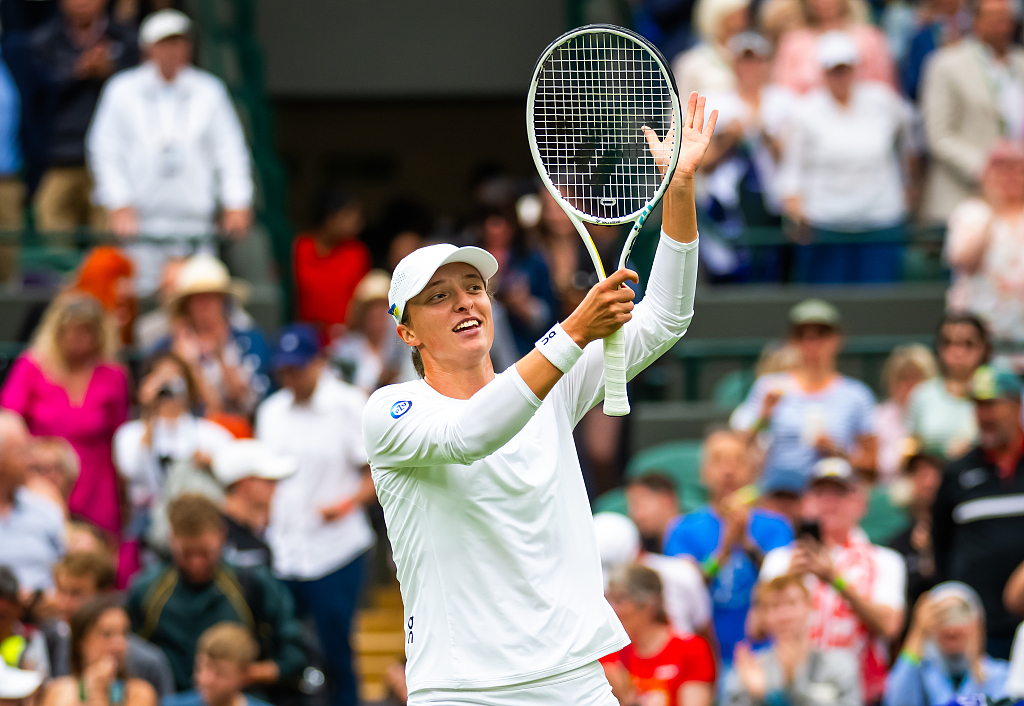 Iga Swiatek gestures to the audience during the women's singles first round of the Wimbledon Championships in London, UK, July 3, 2023. /CFP