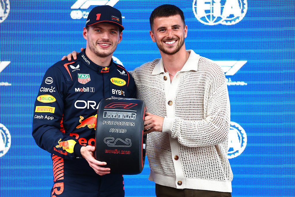 F1 world champion Max Verstappen (L) is presented with the Pirelli Pole Position award by Mason Mount at Circuit de Barcelona-Catalunya in Barcelona, Spain, June 3, 2023. /CFP