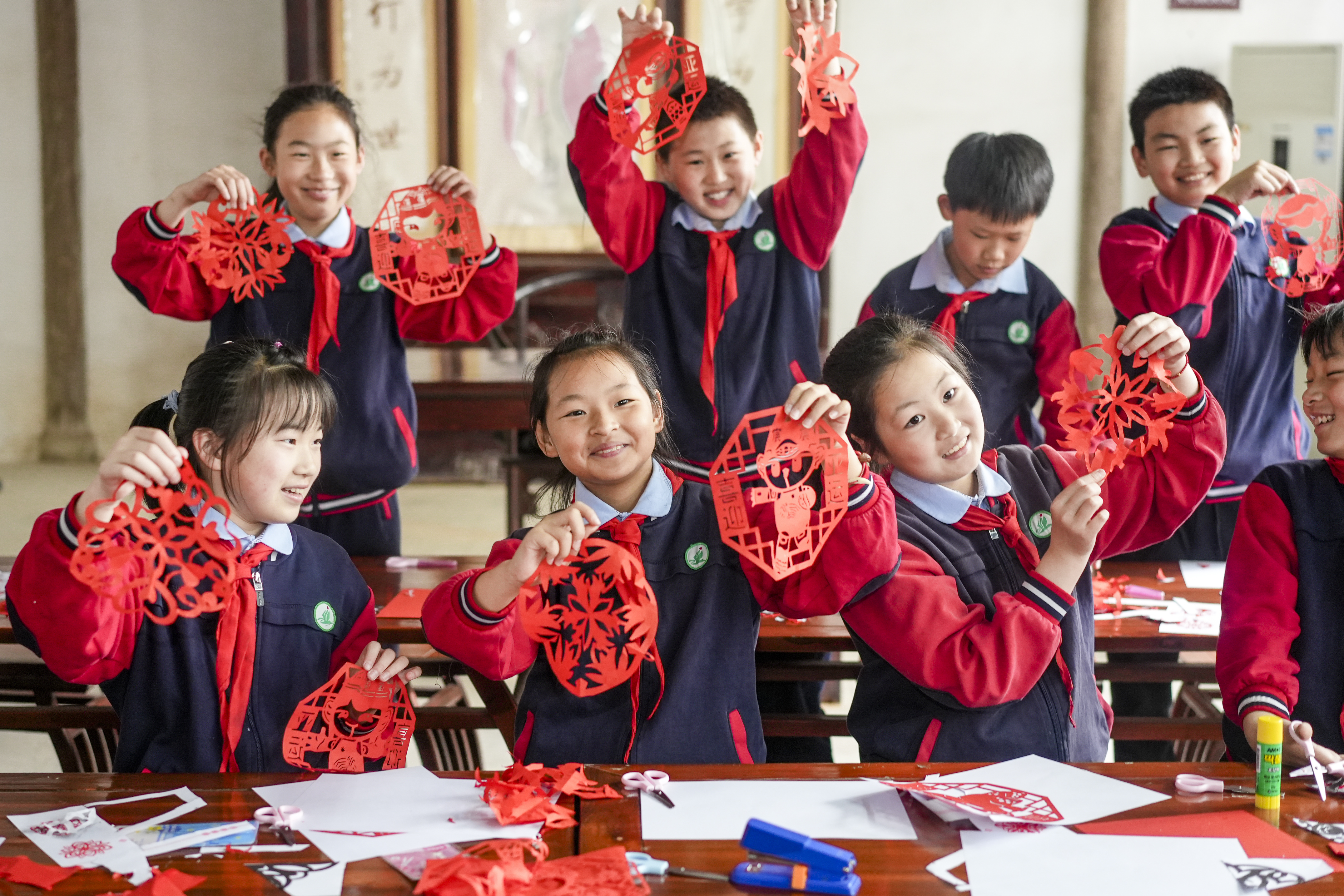 Students present their paper-cutting works at a primary school in Huzhou City, Zhejiang Province, on May 8, 2023. /CNSPHOTO