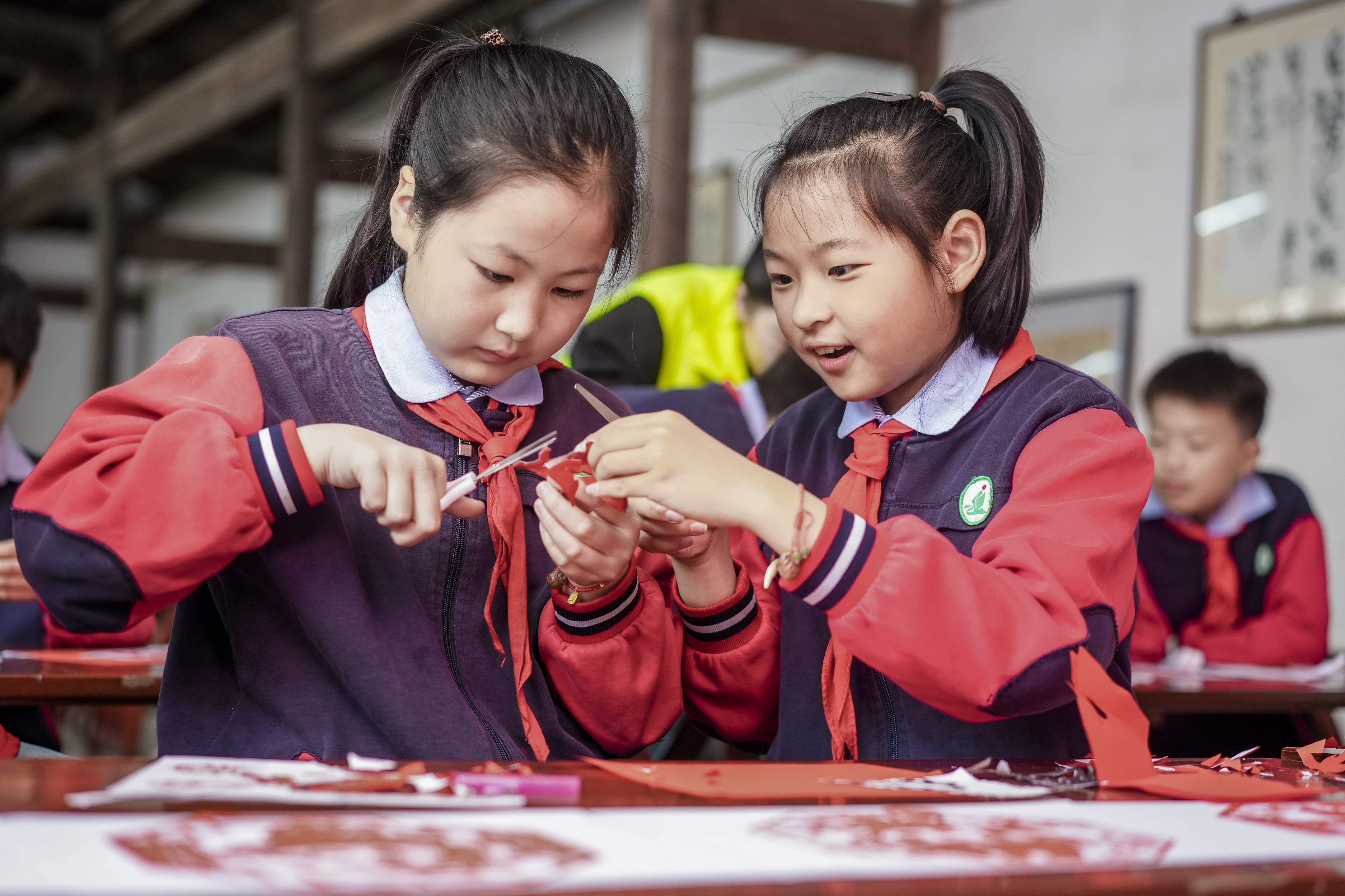 Students create their paper-cutting works at a primary school in Huzhou City, Zhejiang Province, on May 8, 2023. /CNSPHOTO