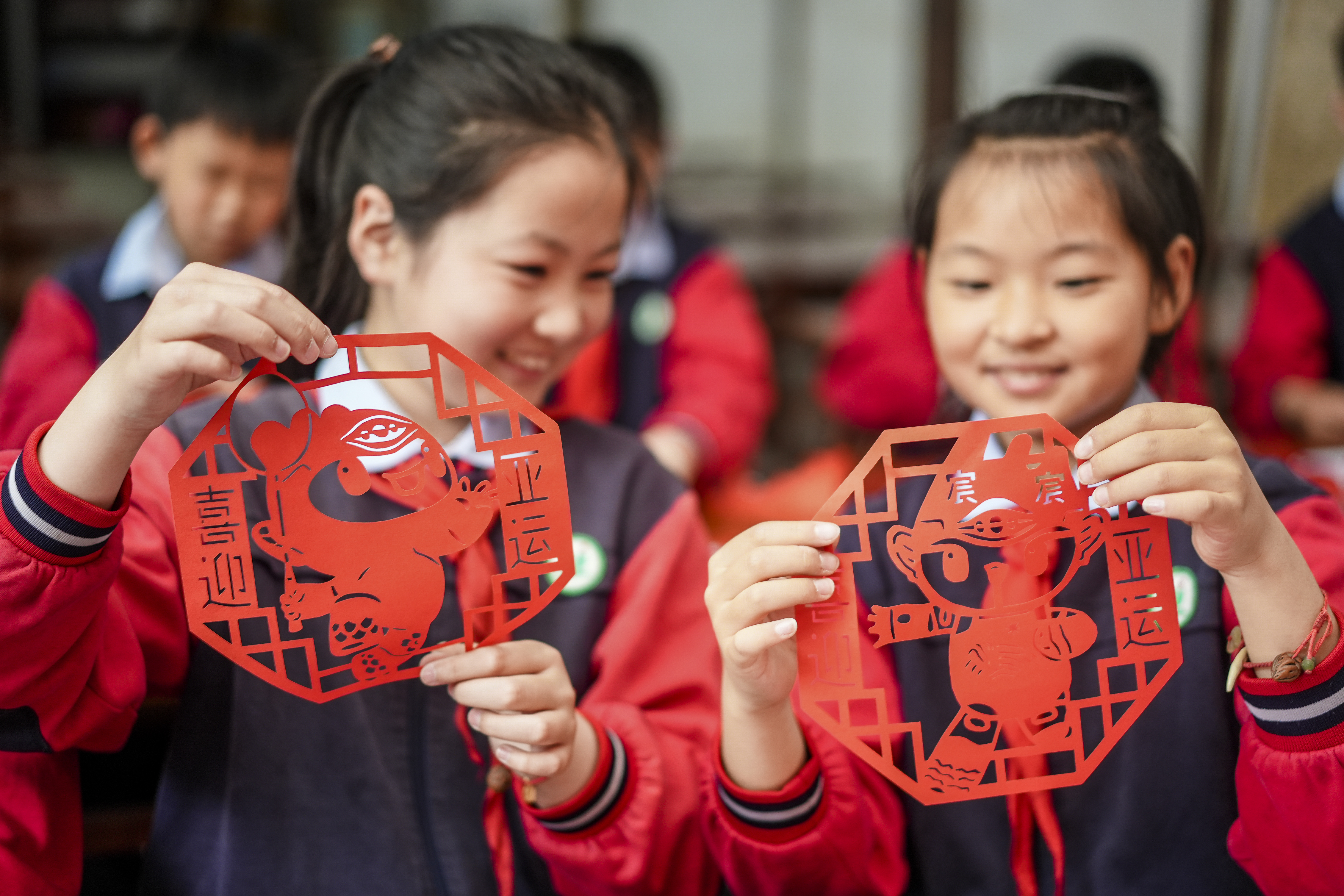 Students present their paper-cutting works at a primary school in Huzhou City, Zhejiang Province, on May 8, 2023. /CNSPHOTO