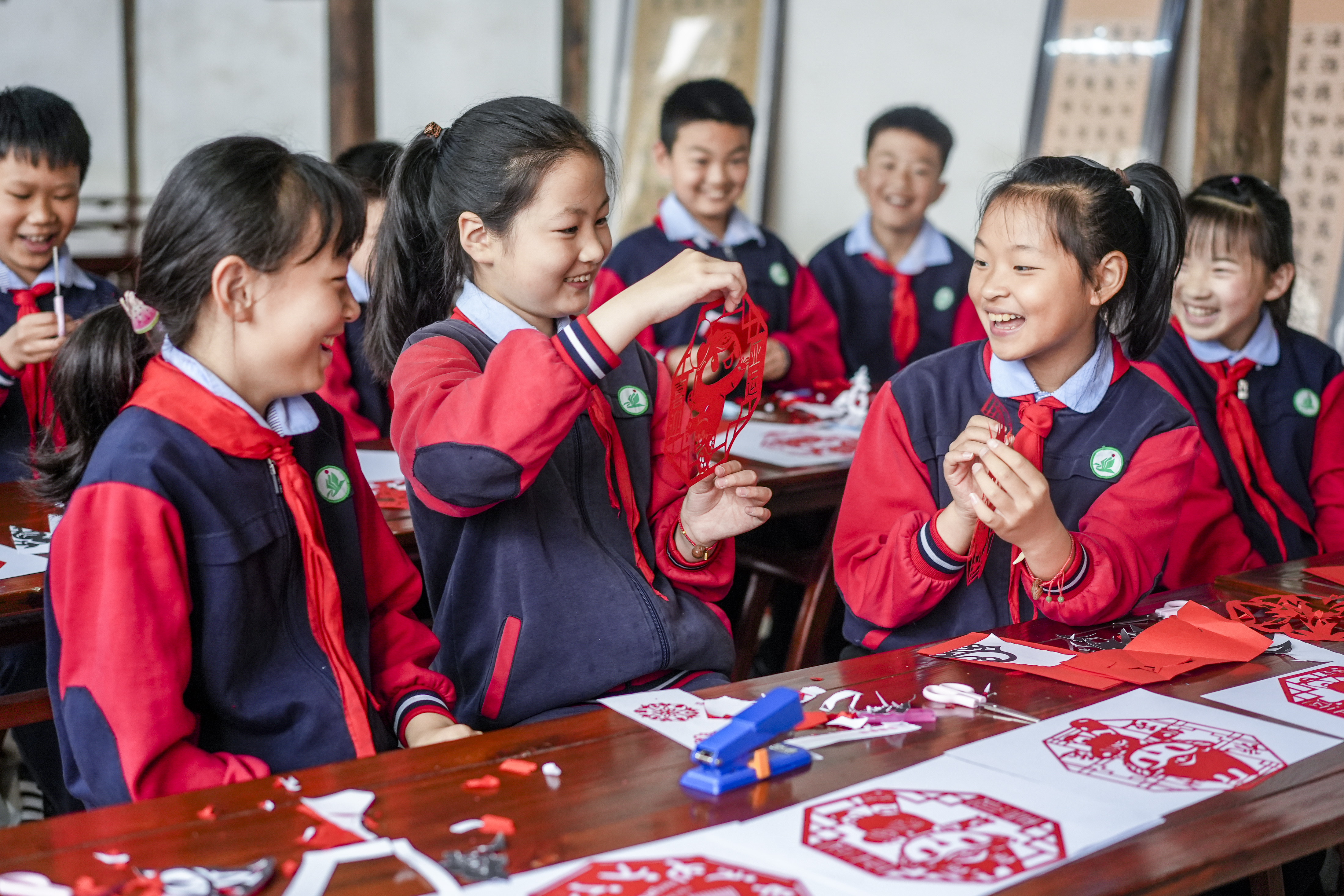 Students create their paper-cutting works at a primary school in Huzhou City, Zhejiang Province, on May 8, 2023. /CNSPHOTO