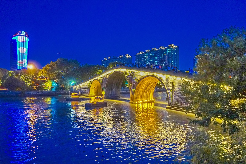 A night view of Gongchen Bridge, Hangzhou City, Zhejiang Province /CFP