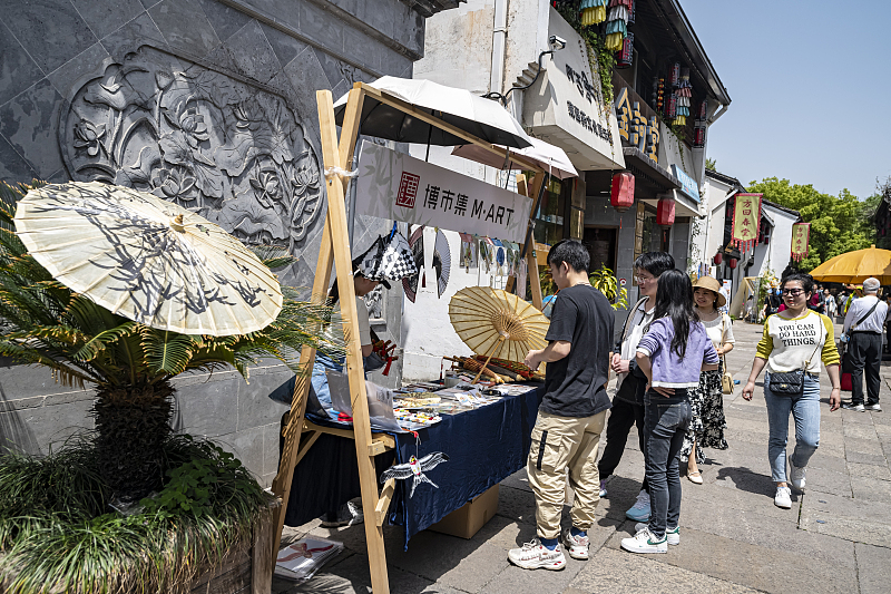 People visit Beiguan Night Market, Hangzhou Ciy, Zhejiang Province. /CFP