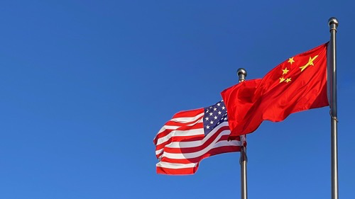 National flags of China and the U.S. /CFP