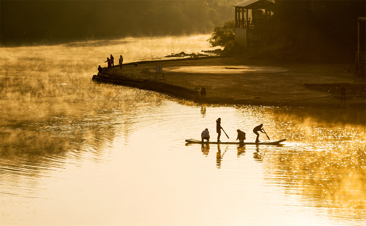 An undated photo shows a morning glow scattering over the Qiupu River in Anhui Province. / Photo provided to CGTN