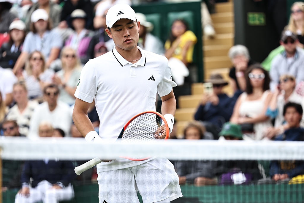 China's Wu Yibing in frustration during day three of the Championships Wimbledon at All England Lawn Tennis and Croquet Club in London, England, July 5, 2023. /CFP