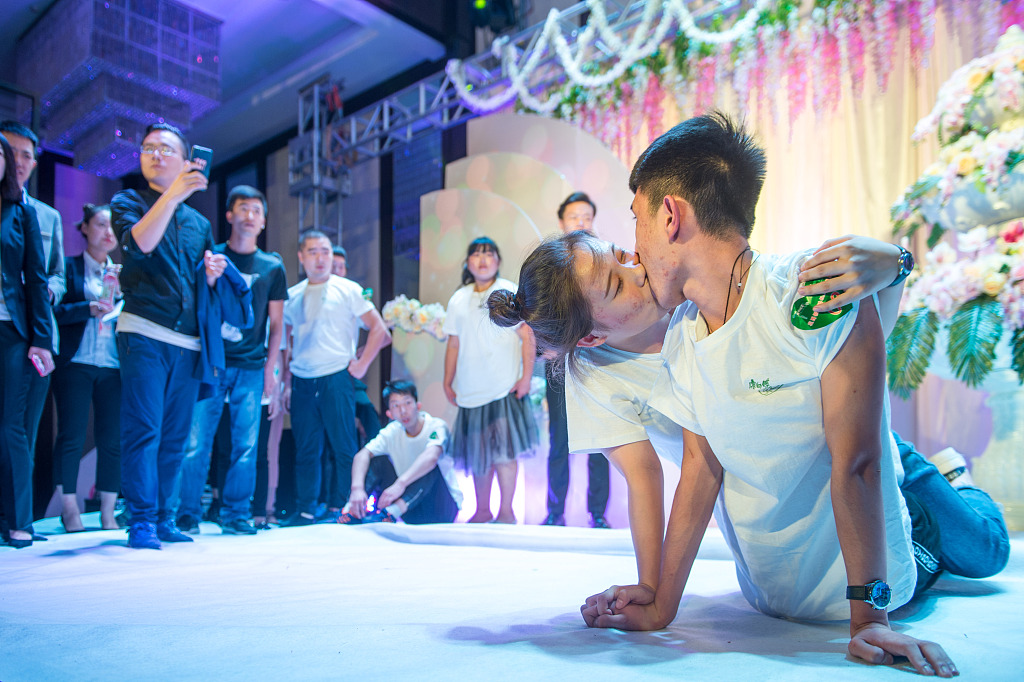 A file photo shows a couple participating in a kissing competition in Taiyuan, Shanxi. /CFP