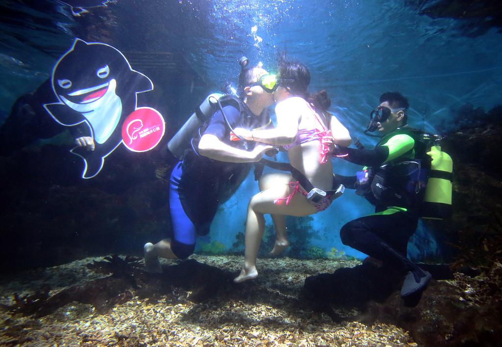 A file photo shows a couple underwater in Wuhan, Hubei, kissing while wearing diving equipment. /CFP