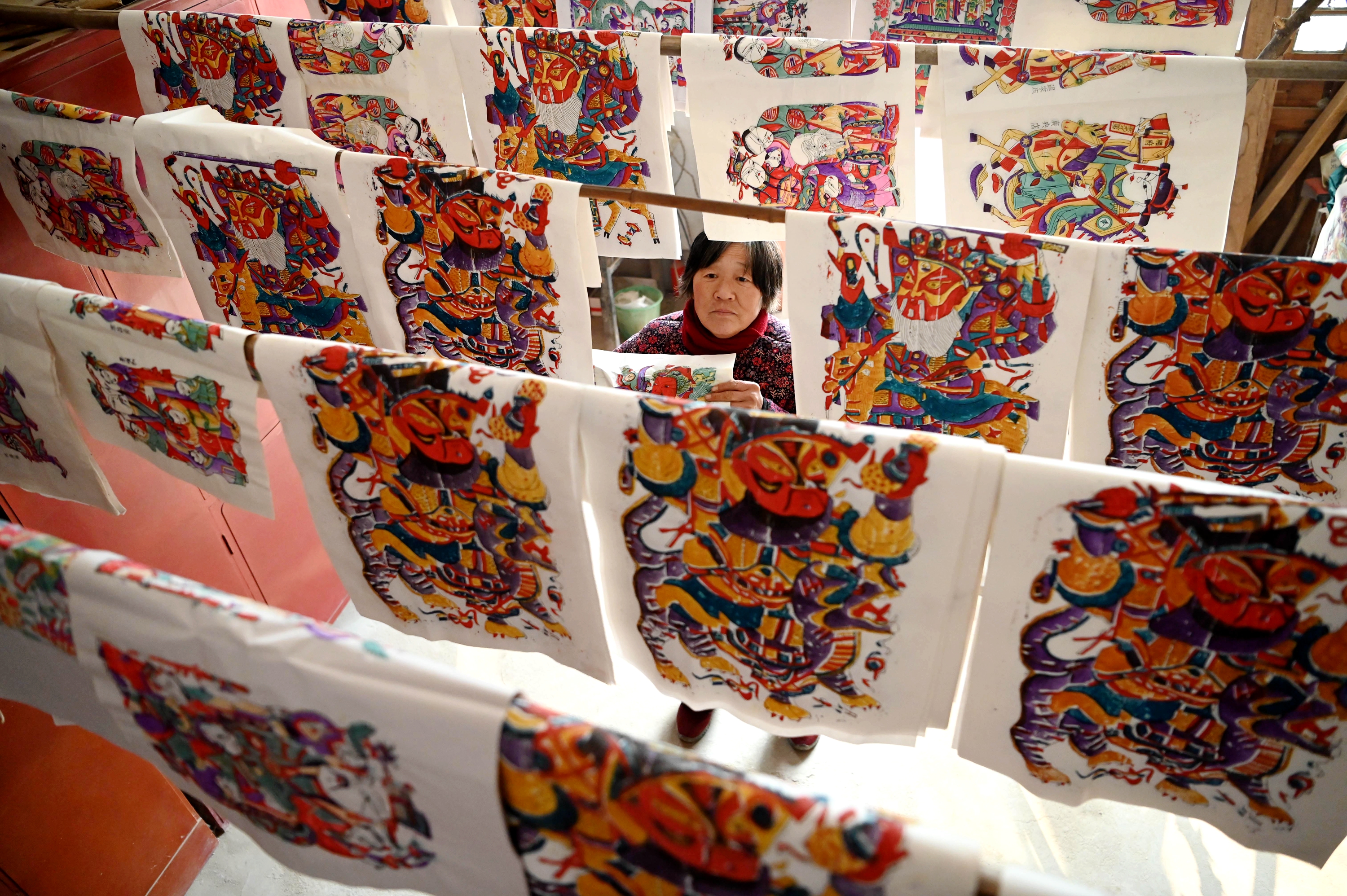 This photo taken on January 4, 2023 shows New Year woodblock prints being produced in Liaocheng, Shandong Province. /CNSPHOTO