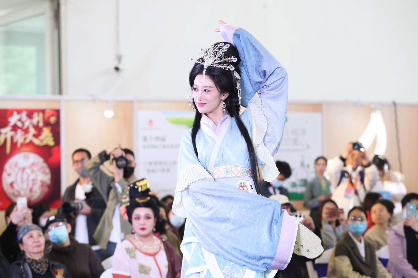 Chinese tea and traditional clothing continued to lead the 