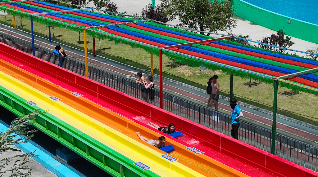 Photo taken on July 6, 2023 shows residents enjoying refreshing water play at the Haizhouwan Water Park in Lianyungang, Jiangsu. /CFP