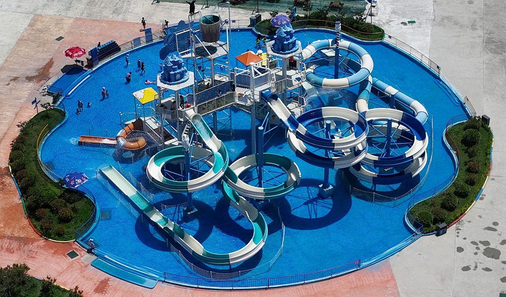 Photo taken on July 6, 2023 shows residents enjoying refreshing water play at the Haizhouwan Water Park in Lianyungang, Jiangsu. /CFP