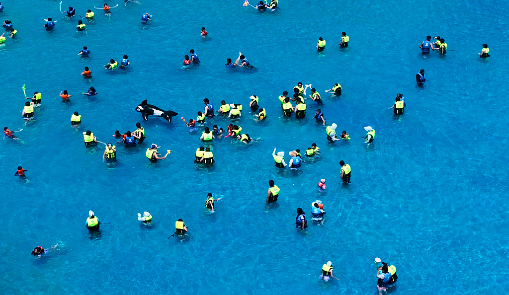 Photo taken on July 6, 2023 shows residents enjoying refreshing water play at the Haizhouwan Water Park in Lianyungang, Jiangsu. /CFP