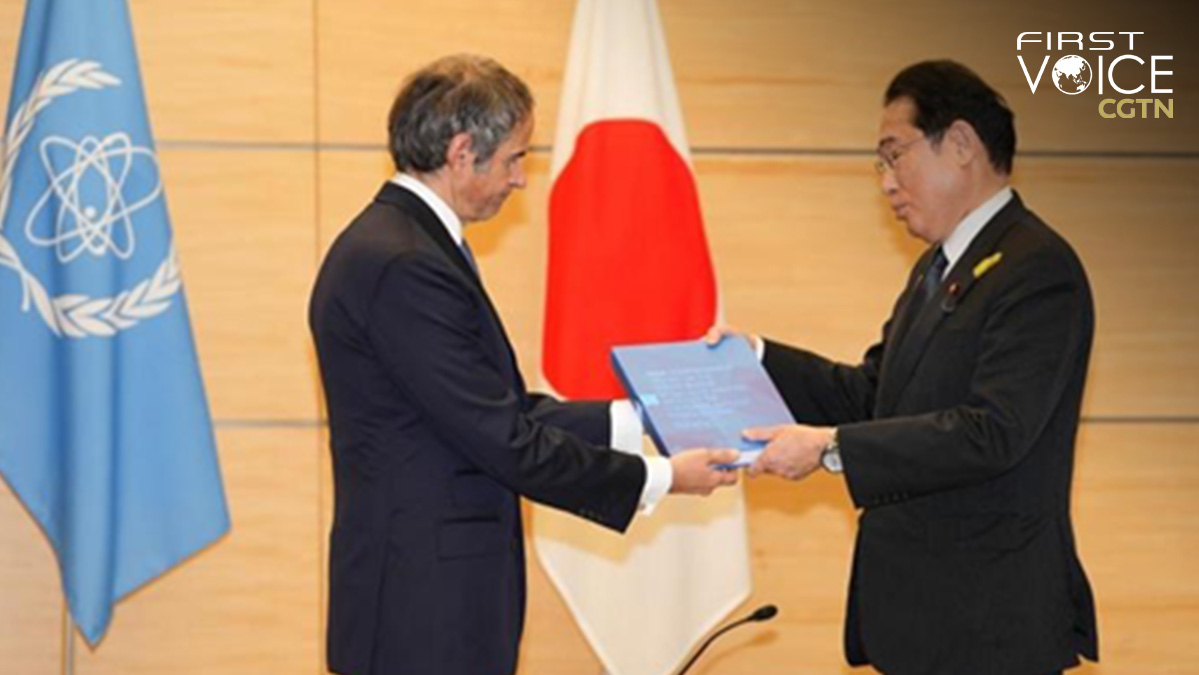 The International Atomic Energy Agency (IAEA) Director General Rafael Grossi (L) delivers safety review report on Japan's plan to release nuclear-contaminated water from the crippled Fukushima Daiichi nuclear power plant into the sea to Japanese Prime Minister Fumio Kishida in Tokyo, Japan, July 4, 2023. /Xinhua