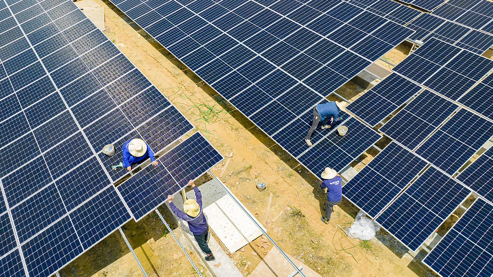 Workers install solar panels in Xinyu, Jiangxi Province, China. /CFP