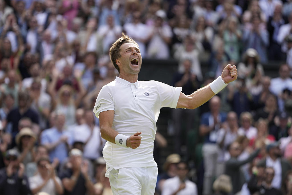 Liam Broady fra Storbritannia feirer etter å ha beseiret Norges Casper Ruud på dag fire av Wimbledon-mesterskapet på All England Lawn Tennis and Croquet Club i Wimbledon, England 6. juli 2023. /CFP 