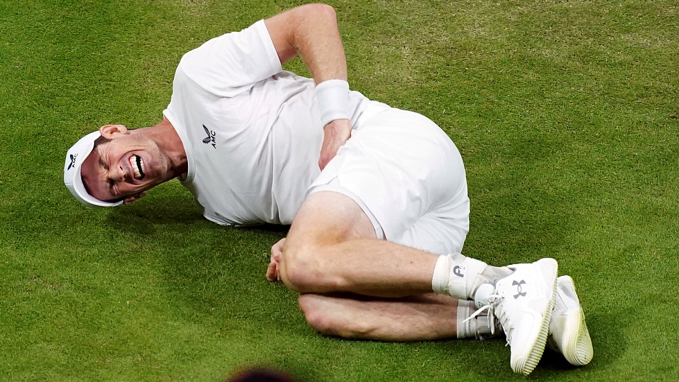 Andy Murray slips on court during day four of the Wimbledon Championships at the All England Lawn Tennis and Croquet Club in Wimbledon, England, July 6, 2023. /CFP