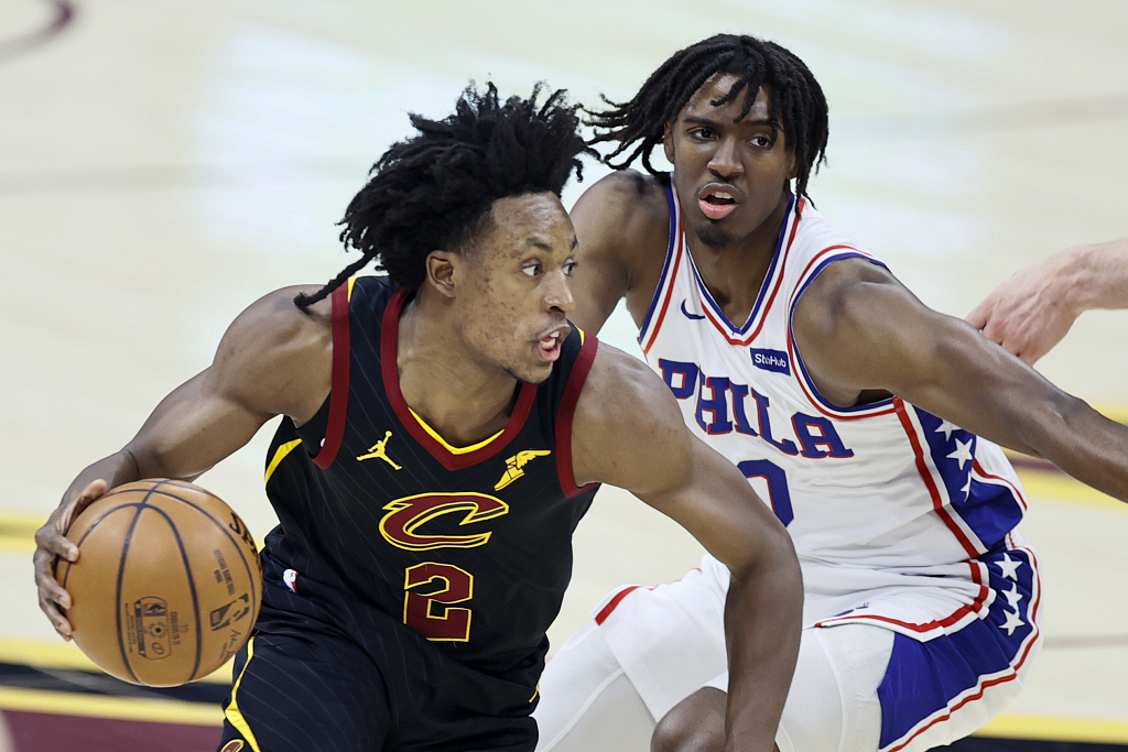 Collin Sexton (#2) of the Cleveland Cavaliers tries to break the defense of Tyrese Maxey of the Philadelphia 76ers in the game at the Rocket Mortgage FieldHouse in Cleveland, Ohio, April 1, 2021. /CFP